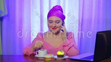 一个已婚的犹太人在咖啡馆里戴着头饰，干扰她的勺子，并在电话上说话